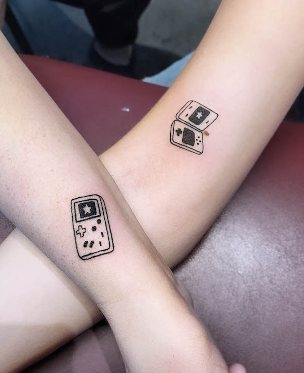 Tatuaggi creativi tra sorelle di @katscratchkatie