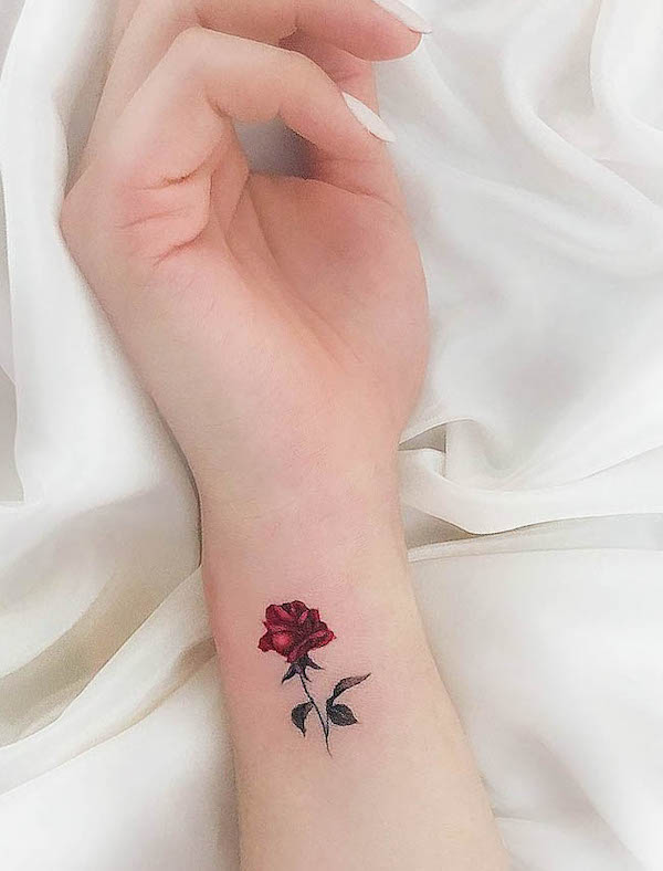 Piccolo tatuaggio da polso con rosa rossa di @small_tattoo