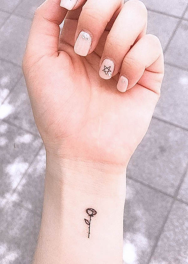 Tatuaggio semplice di una rosa minuscola di @suejinnn