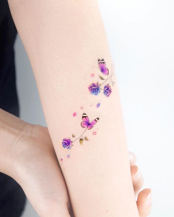 Farfalle e rose da @coy.tattoo