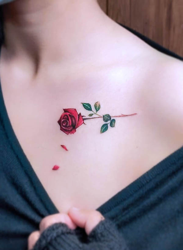 Piccolo tatuaggio di rosa e petali sulla clavicola da @black_opal_ink