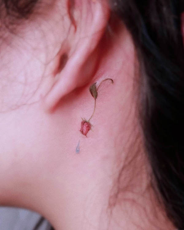 Piccolo tatuaggio di rose dietro l'orecchio di @renuue_ink