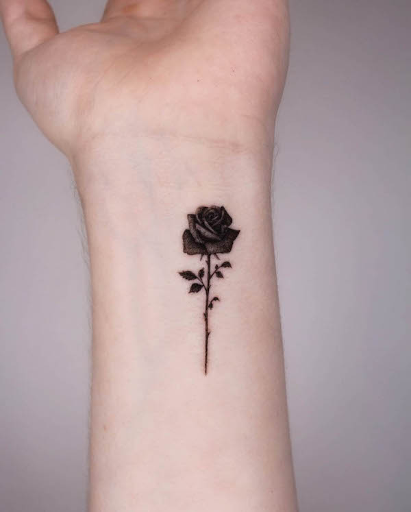 Tatuaggio del polso con rosa nera di @smith__tattoo