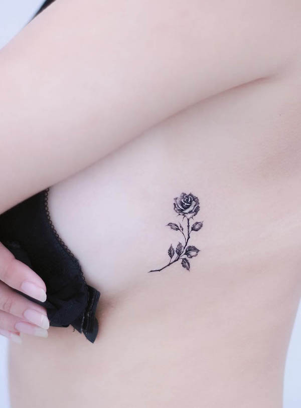 Tatuaggio di piccole costole di rosa nera di @donghwa_tattoo