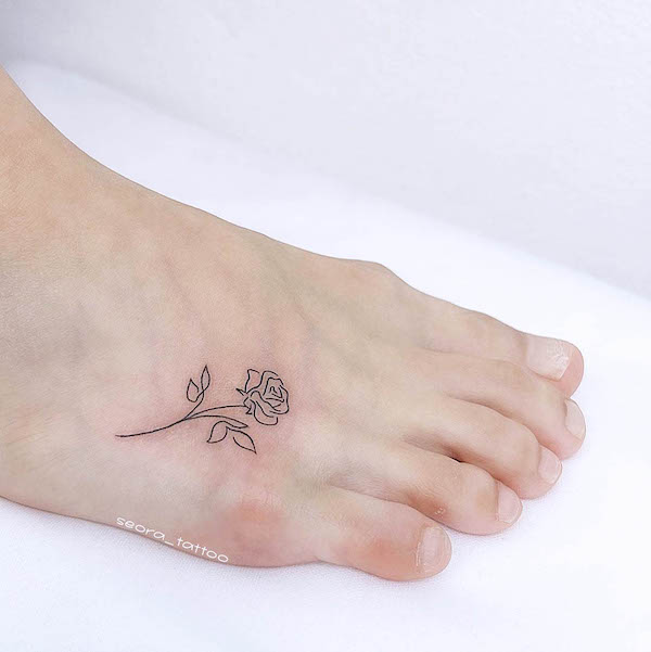 Tatuaggio del piede con il contorno di una piccola rosa di @seora_tattoo