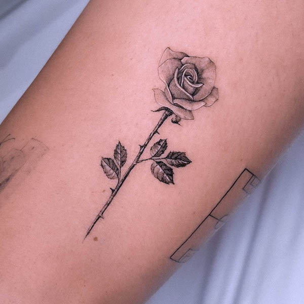 Tatuaggio con rosa nera e grigia di @fuhrichtattoo