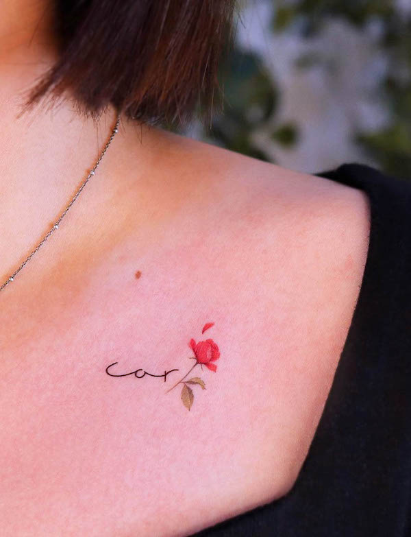 Tatuaggio con nome di una piccola rosa di @noul_tattoo