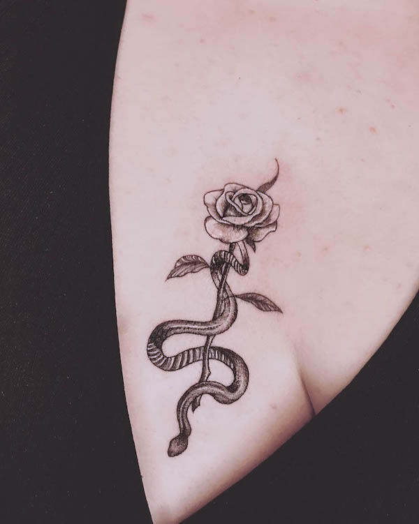 Tatuaggio del petto con rosa e serpente di @hollieink