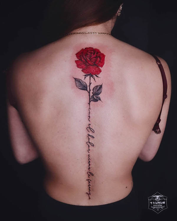 Tatuaggio della spina dorsale con rosa rossa di @taurus__tattoo