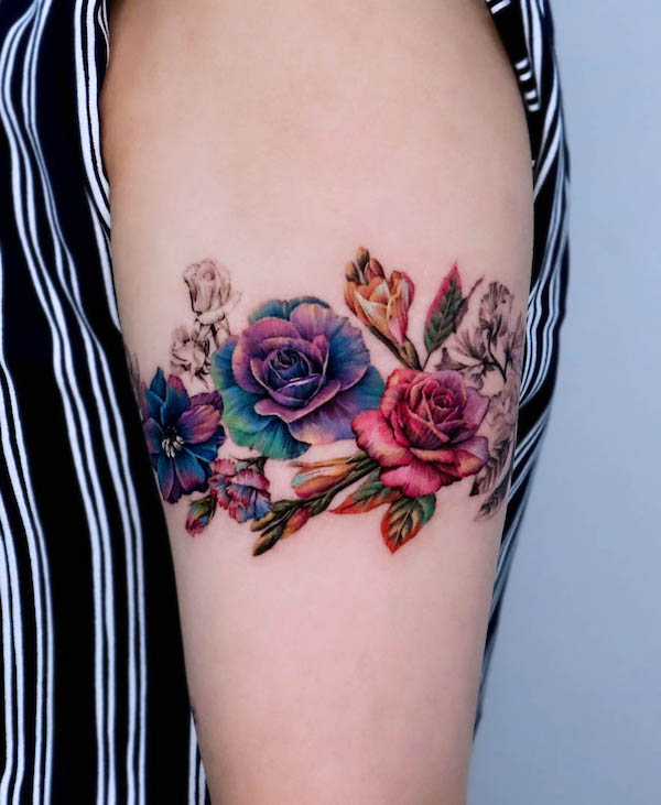 Tatuaggio con bracciale in rosa realistico di @non_lee_ink