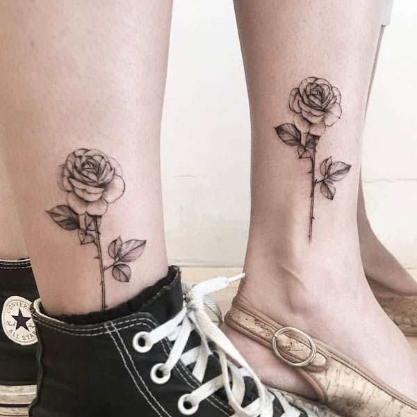 Tatuaggi abbinati alla caviglia con rose di @thetattoogarden