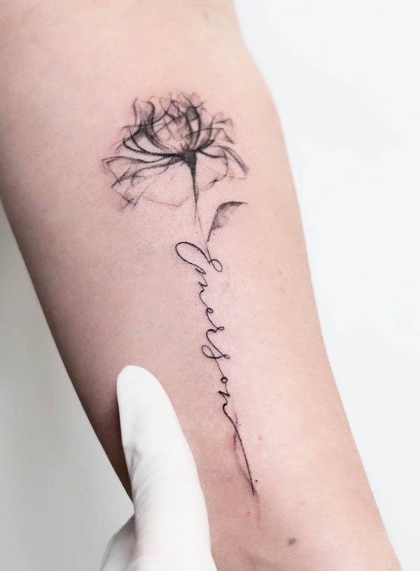 Tatuaggio con rosa a raggi X e scritte di @tattoosbytri
