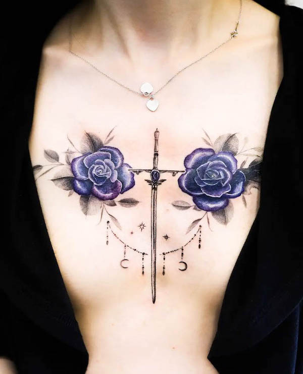 Tatuaggio con rosa e spada sul petto di @de2p__