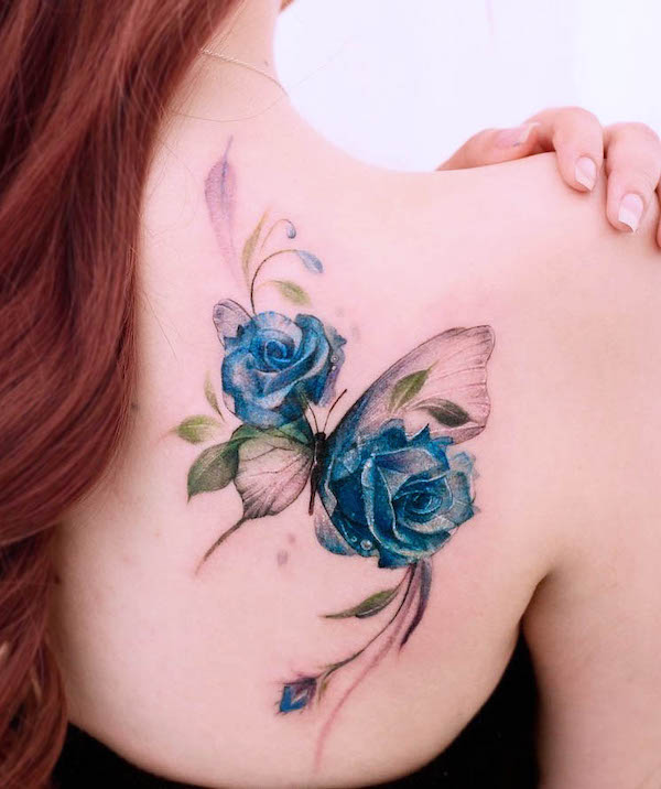 Tatuaggio con rosa blu e farfalla di @vandal_tatt