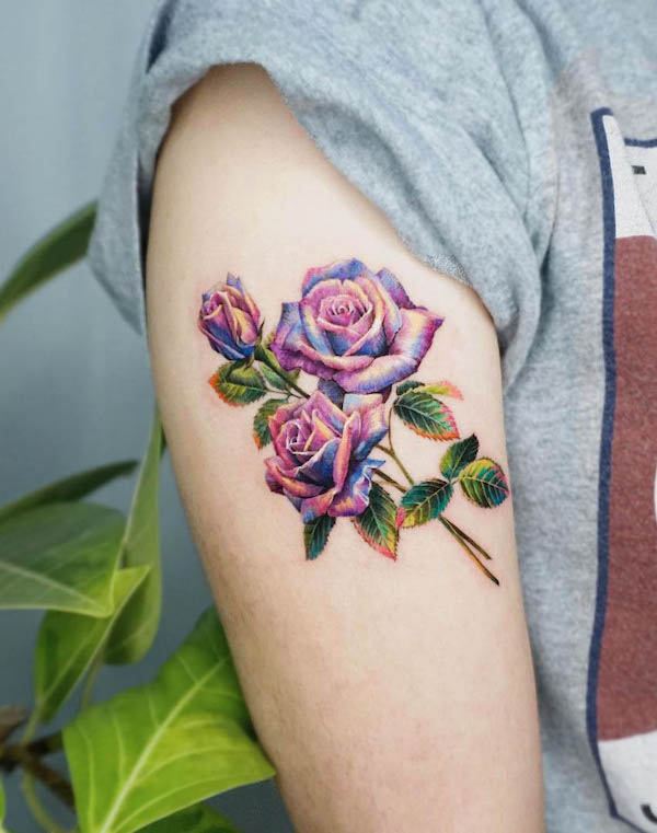 Tatuaggio con rosa iridescente di @non_lee_ink