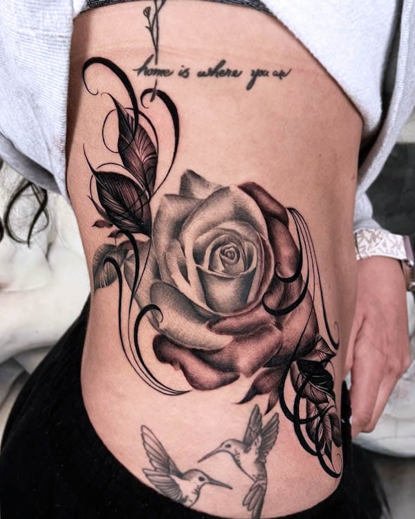 Tatuaggio in grassetto con rosa laterale in vita di @fernxndojrtatts