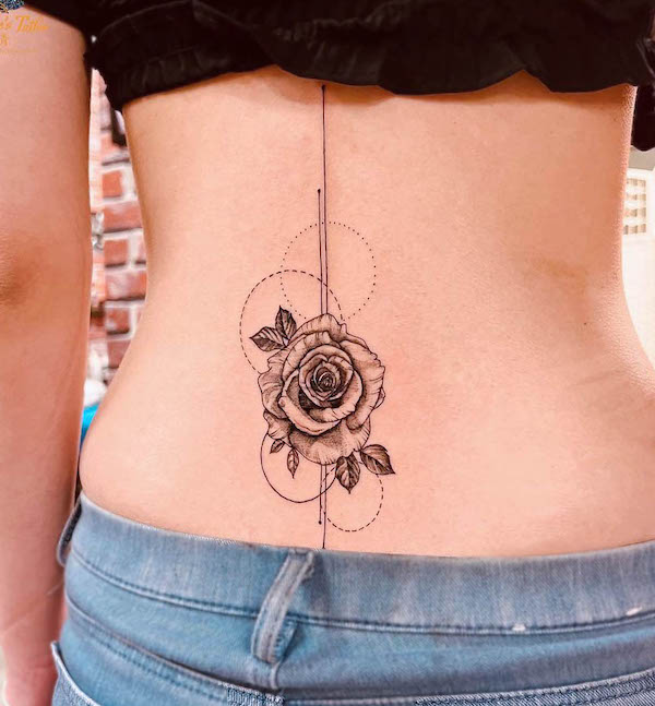 Tatuaggio con cerchi e rose sulla schiena di @masterpeacestattoo_malaysia