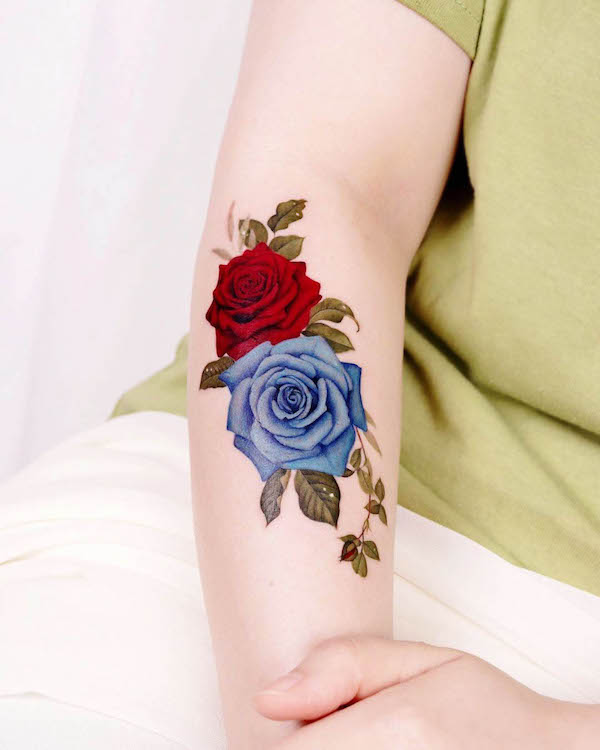 Tatuaggio del braccio con rosa blu e rossa di @peria_tattoo