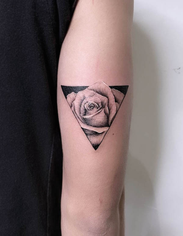 Tatuaggio con rosa a triangolo di @joven_inks