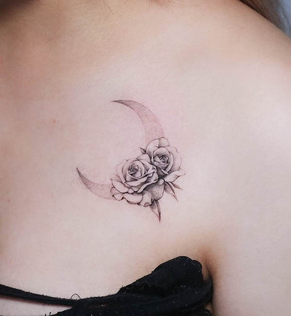 Tatuaggio con luna e rosa di @gameboitellem