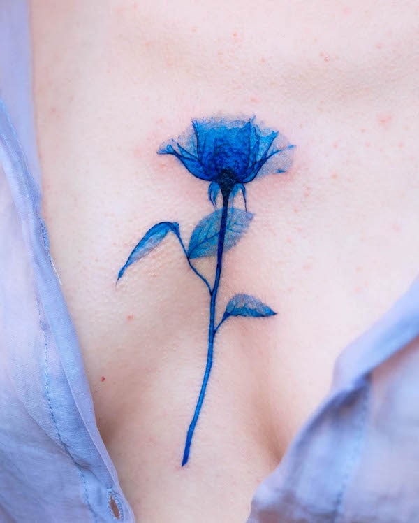 Rosa blu tra le tette tatuata da @pokhy_tattoo