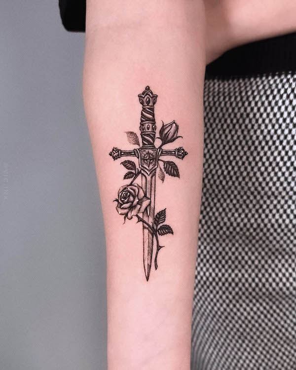 Rosa e pugnale in nero di @vic.ink_
