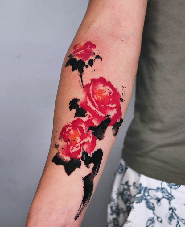 Tatuaggio orientale con rosa dipinta ad inchiostro sull'avambraccio di @hanu.classic