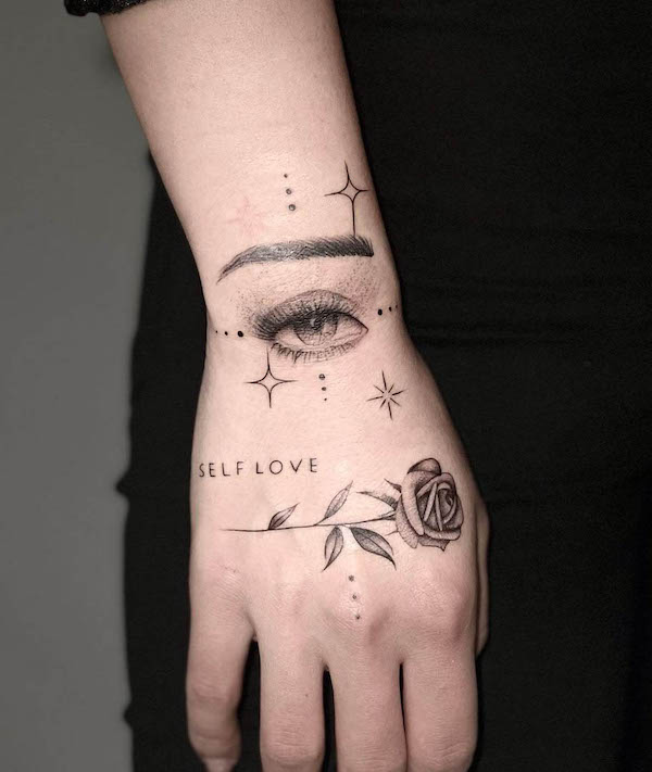 Tatuaggio a mano con occhio e rosa da @prismatattoo