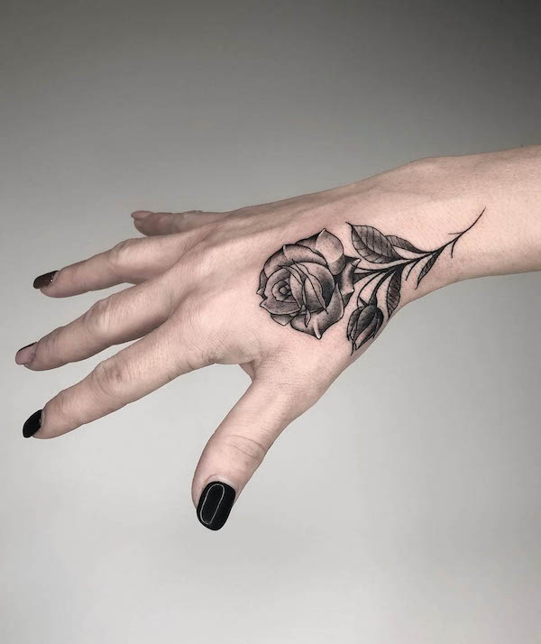 Tatuaggio a mano con rosa nera di @emanuelemasin
