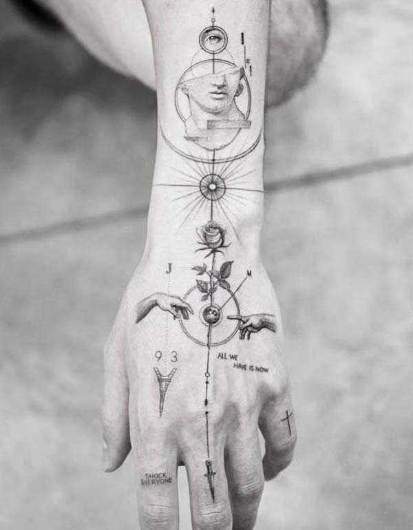 Il tatuaggio a mano della rosa della Creazione di Adamo di @drag_ink