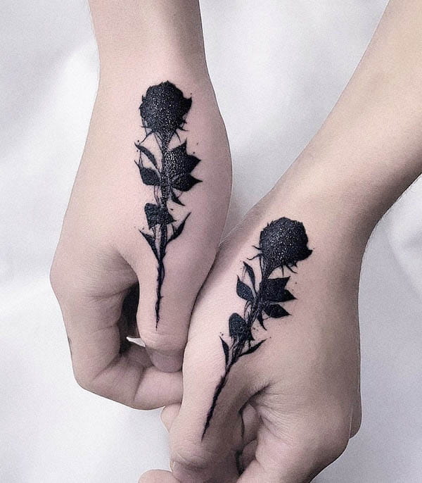 Tatuaggi di rose abbinate sul pollice di @tatuatore_hoji