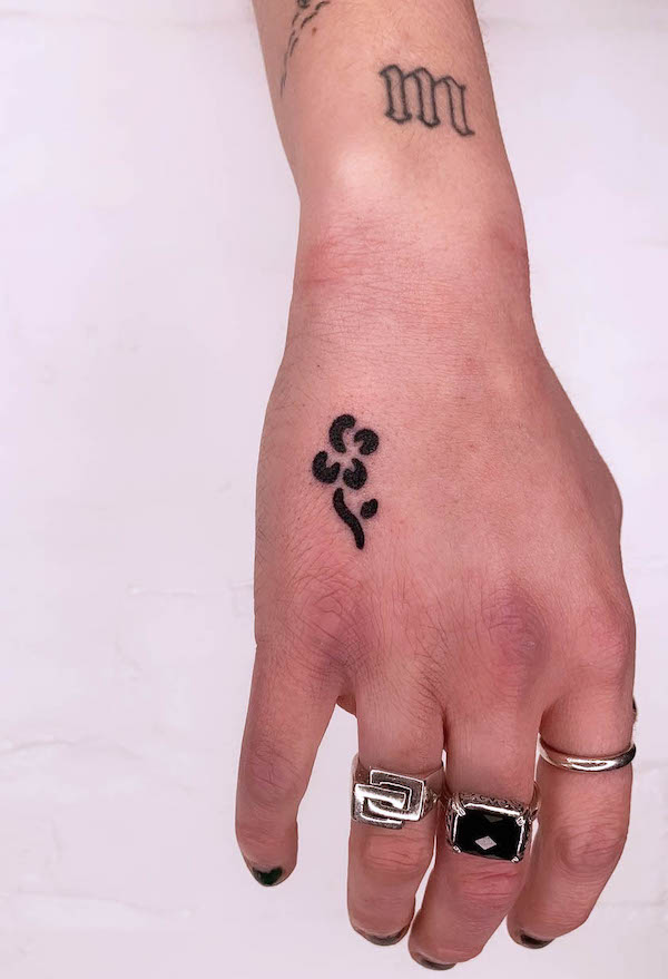 Tatuaggio a mano con rosa piccola e carina di @seazul_______