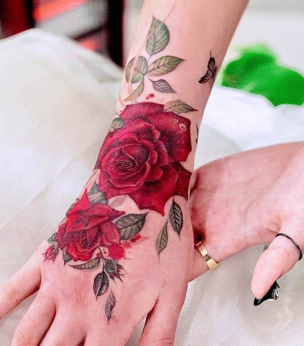 Bellissimo tatuaggio di polso e mano con rosa rossa di @vandal_tattoo