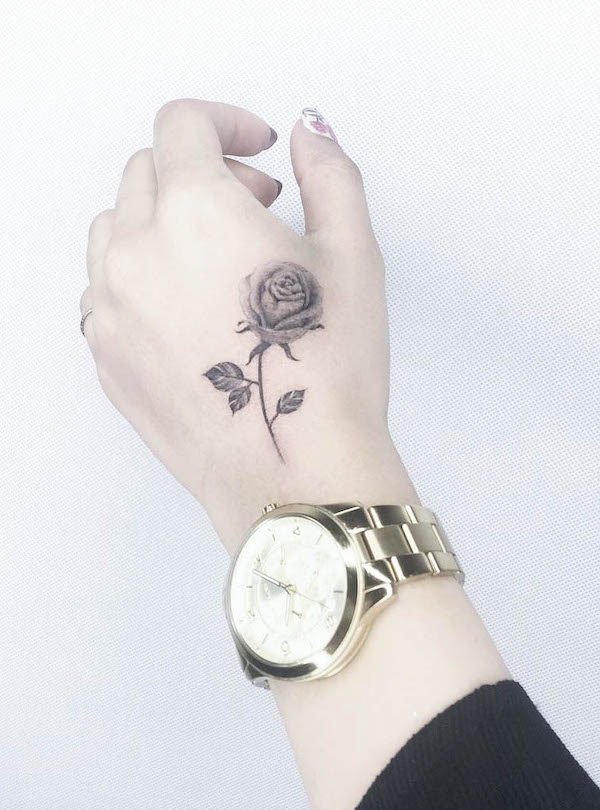 Delicato tatuaggio a mano di rosa di @jiayu77121