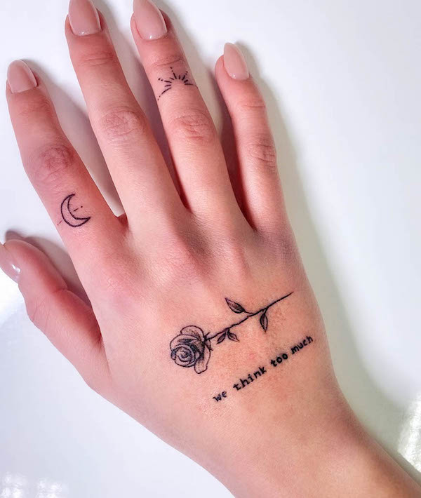 Tatuaggio a mano con citazioni di rose di @unikat_design_