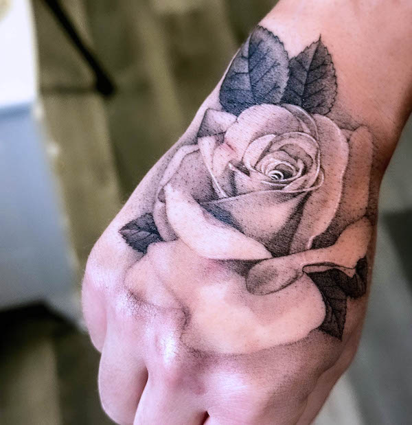 Tatuaggio a mano con rosa nera e grigia di @kristinevodon