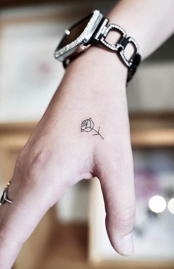 Tatuaggio a mano di una rosa semplice dal @tattoocute
