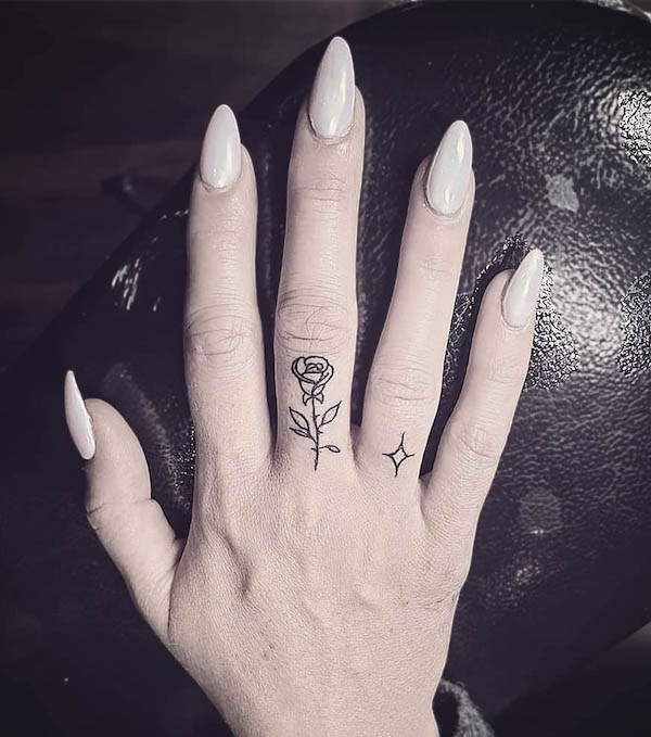 Tatuaggio con dito a forma di piccola rosa di @jerrytattooz
