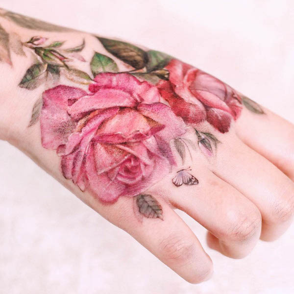 Splendido tatuaggio a mano con rosa rosa di @vandal_tattoo