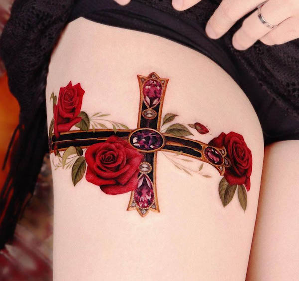 Tatuaggio di rosa e croce sulla coscia di @peria_tattoo