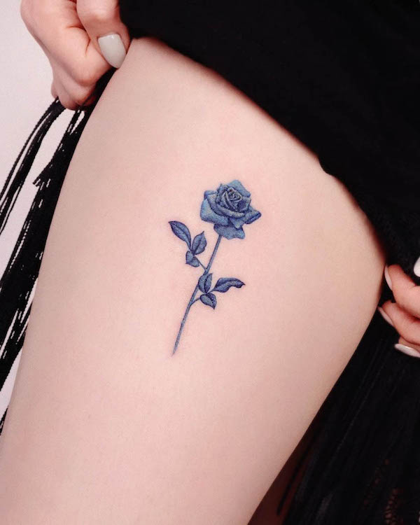 Tatuaggio della coscia con rosa blu di @peria_tattoo