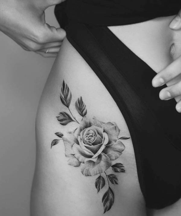Tatuaggio realistico di fianchi e cosce di rosa da @_tattoo._.art_