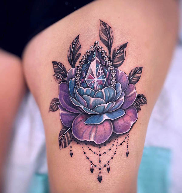 Tatuaggio di gemme e rose sulla coscia di @inkandartbyida
