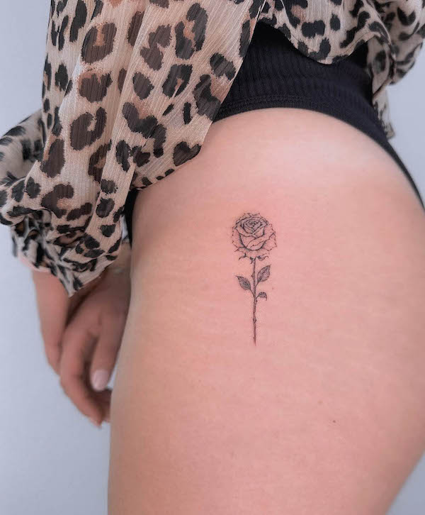 Tatuaggio semplice di rosa sull'esterno coscia di @muroxtattoo