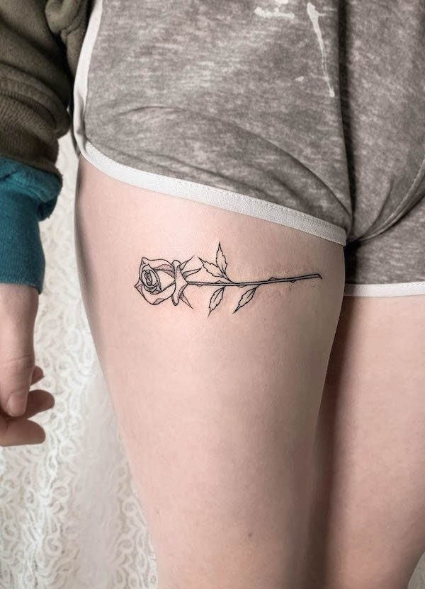 Tatuaggio orizzontale della rosa sulla coscia di @kirkbudden