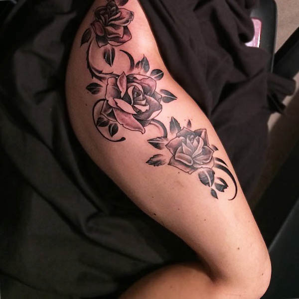 Tatuaggio della coscia con lavorazione a rosa da @the_nail_king