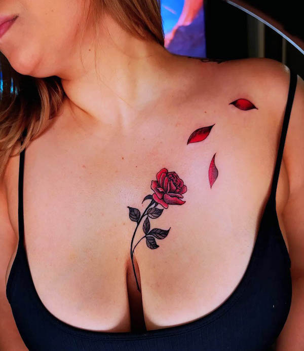 Tatuaggio a forma di rosa sul petto di @gemini_haz