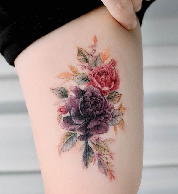 Tatuaggio dettagliato della coscia con rosa di @vandal_tattoo