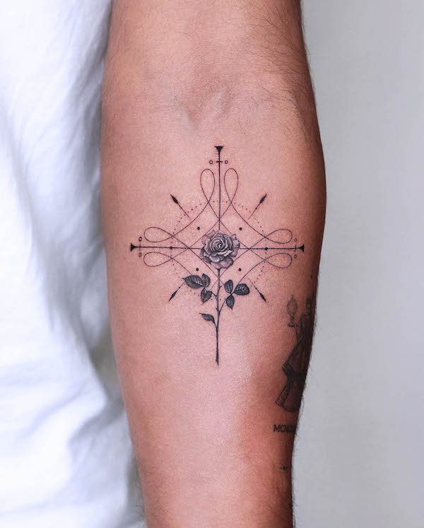 Tatuaggio ornamentale con rosa intricata di @linsey_tattooer