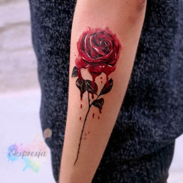 Rosa sanguinante di @ekspresja.tattoo